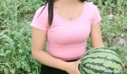 农村姑娘吃网红瓜,揭秘乡村女孩的时尚生活